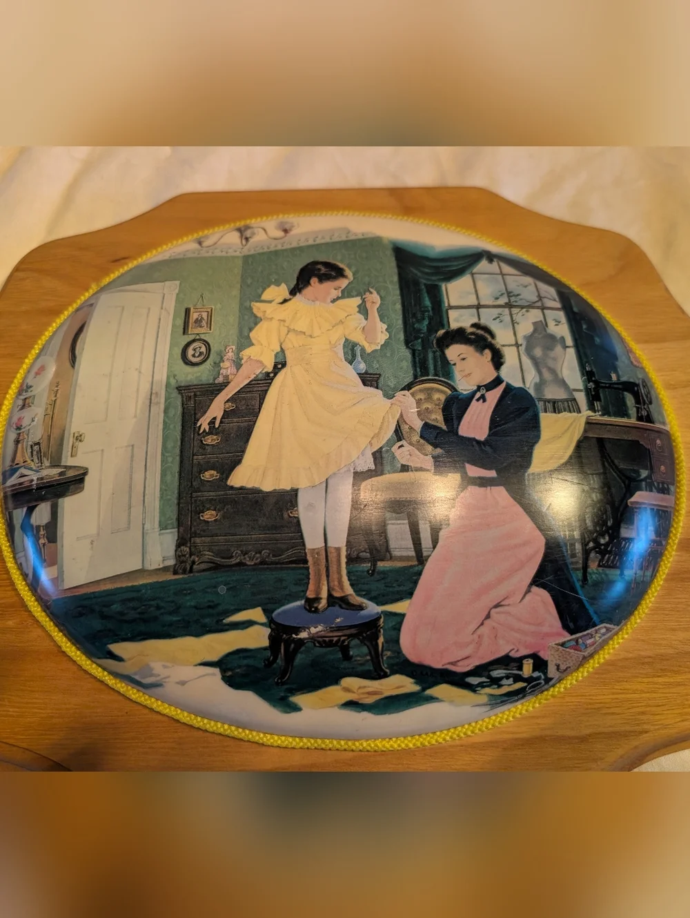 2/40$ Vintage Yellow & Pink Mother and Daughter Wall Plaque - Picture 3 of 6